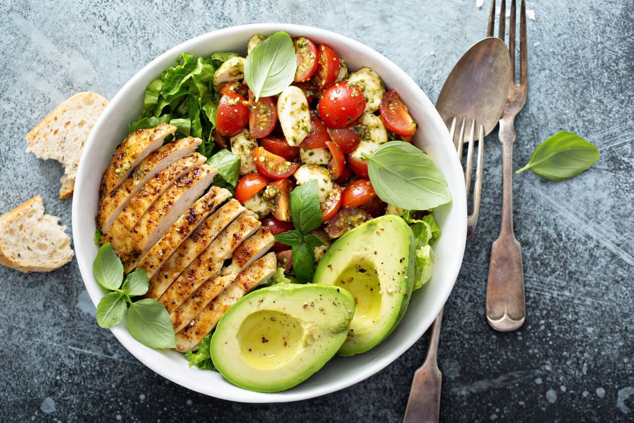 Caprese lunch bowl with grilled chicken